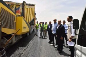 وزير النقل ومحافظ أسيوط يشهدان التشغيل التجريبي للمرحلتين